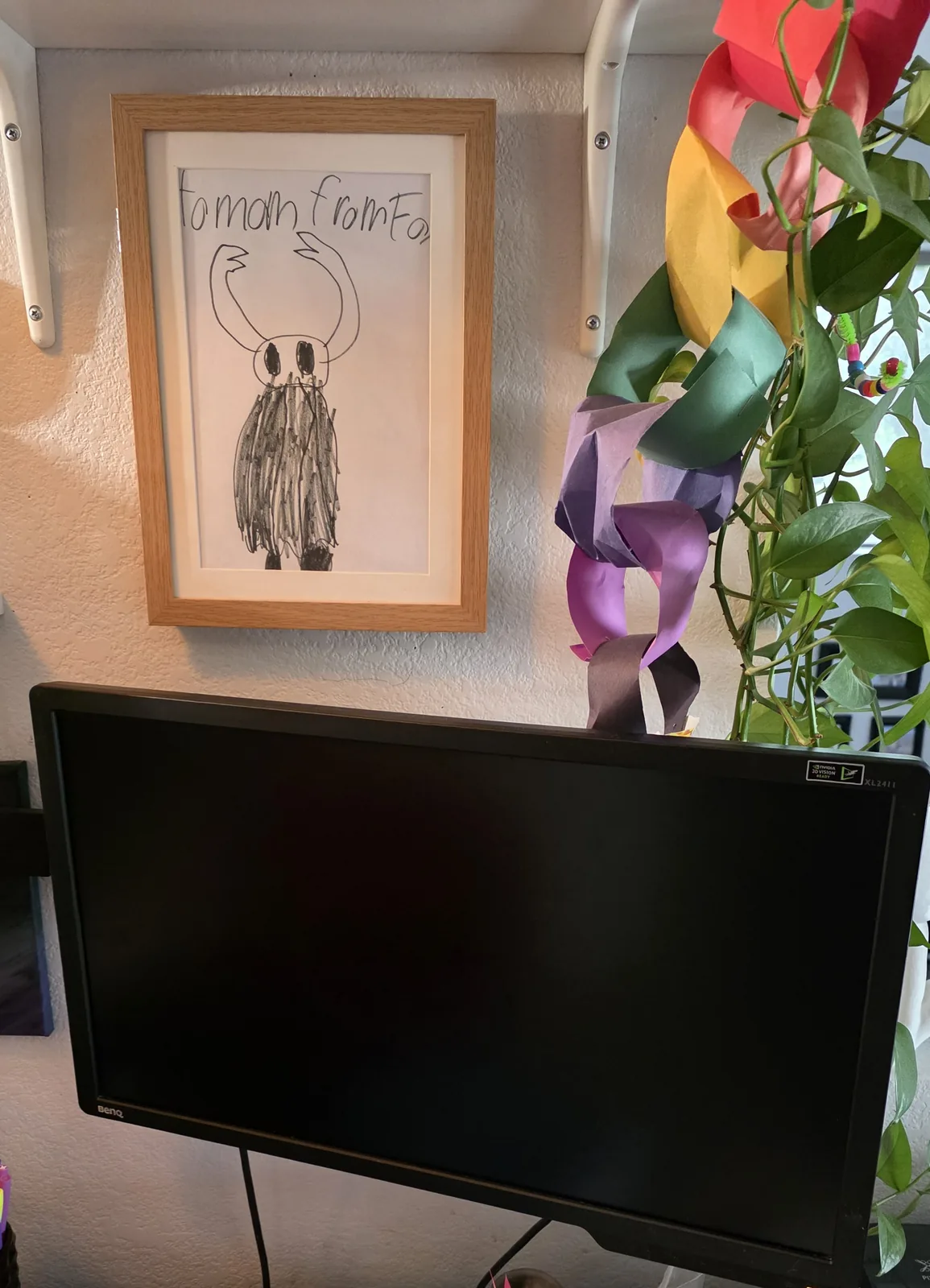 Monitor wall mounting: wall-mounted monitor